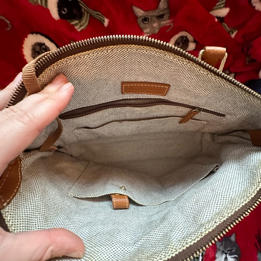 Dooney and Bourke Handbag/Crossbody - Picture 2 of 9